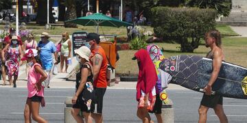 Son 13.055 los pacientes que transitan la enfermedad en la ciudad y se confirmaron cinco nuevos fallecimientos.