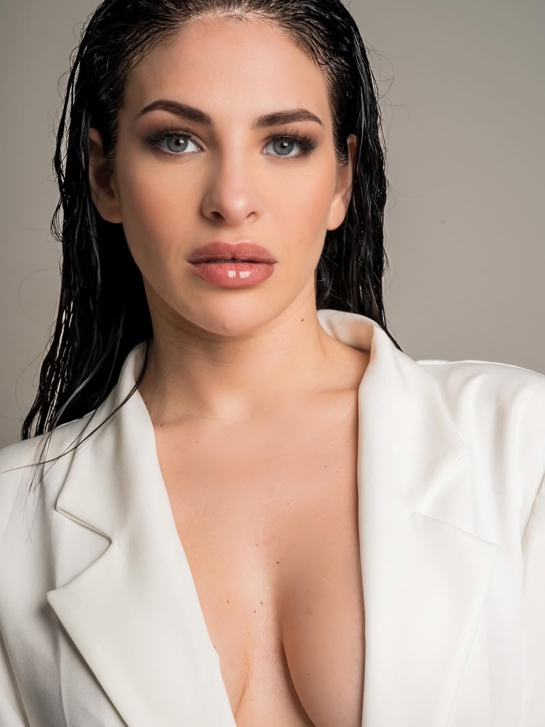 Chiara de Gran Hermano cautivó corazones con un saco sastrero y sin ropa interior