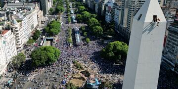 Así los hinchas se subieron a la cima del Obelisco.