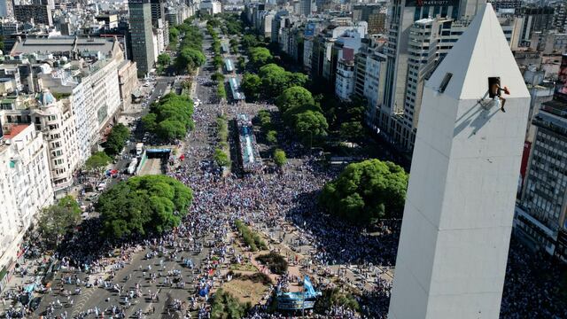 Así los hinchas se subieron a la cima del Obelisco.