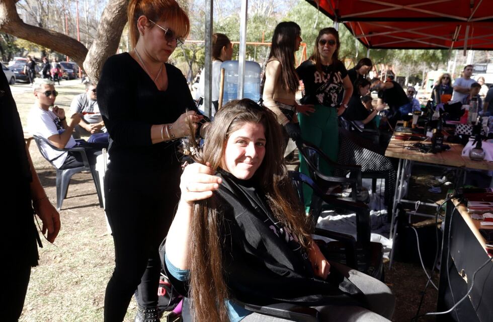 Gran participación de vecinos en la jornada solidaria “Un corte por un juguete”