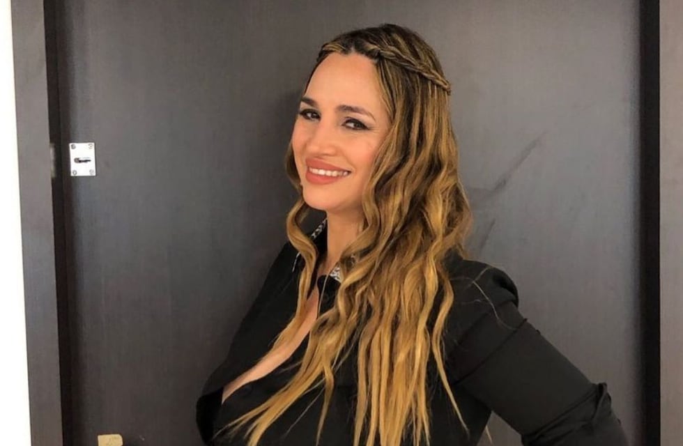 Al borde de la pileta y de espaldas, Belén Francese deslumbró con una microbikini rosada