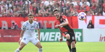 Pablo Pérez metió un golazo de tijera ante Godoy Cruz.