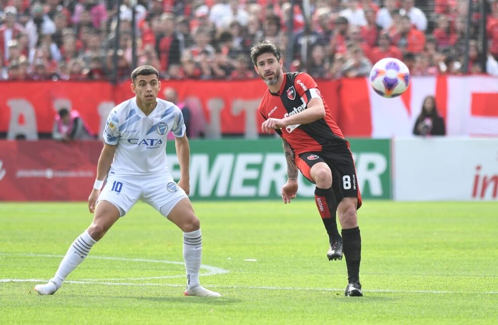 Video: el golazo de tijera de Pablo Pérez en Newell’s vs Godoy Cruz