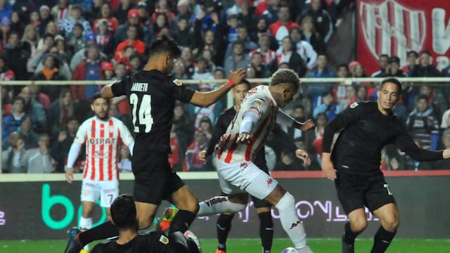 El delantero chararúa fue el primero en atacar.