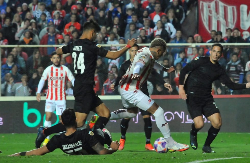 ¡Sustazos tempraneros! Jonathan Álvez reventó el travesaño y Damían Batallini se comió la más clara