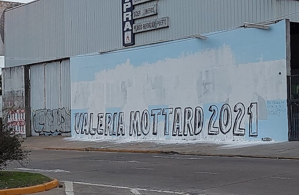 Taparon un mural de Diego Maradona en La Matanza y acusan a una candidata