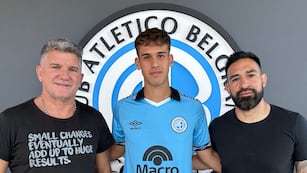 Lucas Bernabeu firmó su primer contrato profesional con Belgrano, flanqueado por Luis Fabián Artime y Ariel Rojas (Prensa Belgrano).