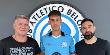 Lucas Bernabeu firmó su primer contrato profesional con Belgrano, flanqueado por Luis Fabián Artime y Ariel Rojas (Prensa Belgrano).