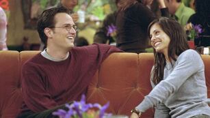 Courteney Cox reveló cómo es su conexión espiritual con Matthew Perry: “Me visita”