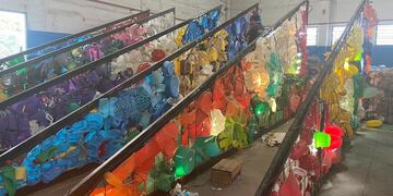 Será con plásticos de diferentes productos y luces led.