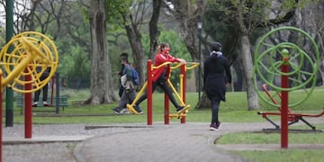 Postas aeróbicas en parques y plazas: furor entre los porteños que eligen hacer actividad física gratis y cuidados.
