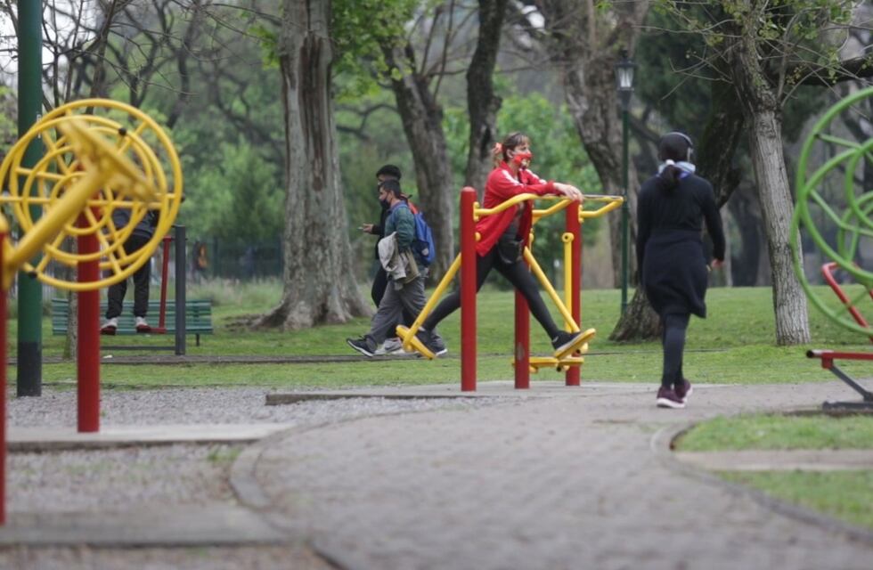 Postas aeróbicas en parques y plazas: furor entre los porteños que eligen hacer actividad física gratis y cuidados