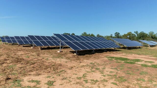 Instalan paneles solares para obtener energía.