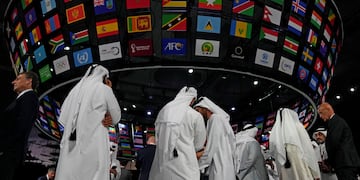 Una postal de la Qatar que vive ya el clima del Mundial. Banderas de países y toda la atención está puesta en lo que pase con el sorteo del Mundial. Foto: AP.