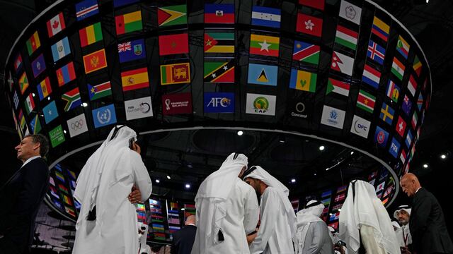 Una postal de la Qatar que vive ya el clima del Mundial. Banderas de países y toda la atención está puesta en lo que pase con el sorteo del Mundial. Foto: AP.