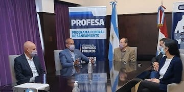 firma del convenio para obra de cloacas.