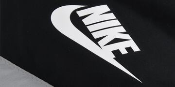 ¿Conviene comprar en Chile?: esto es lo que cuesta una campera de lluvia Nike.