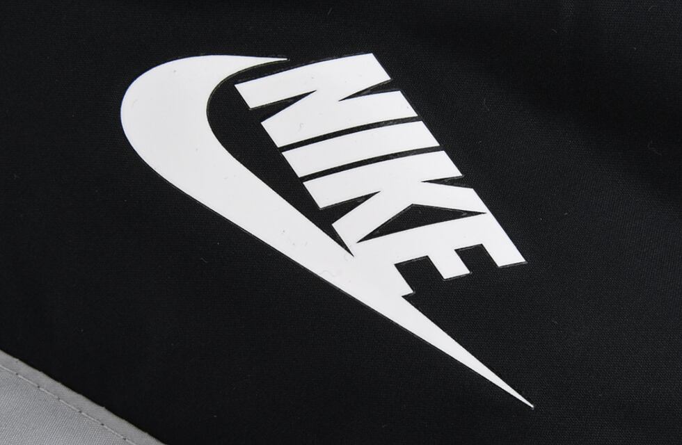 ¿Conviene comprar en Chile?: esto es lo que cuesta una campera de lluvia Nike