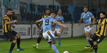 El paraguayo Ferreira puso arriba a Estudiantes, pero Atlanta lo dio vuelta (Tomy Fragueiro / La Voz).