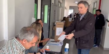 Máximo Kirchner emitiendo su voto en el balotaje. Foto: Los Andes