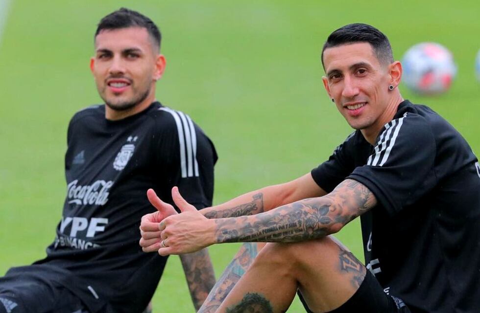 Con cambio de look, Ángel Di María recibió a Leandro Paredes para despedir el año en Funes