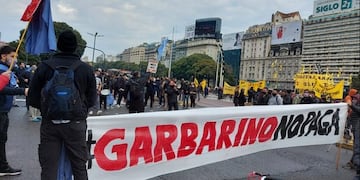 Los trabajadores de Garbarino, cortando el Puente Pueyrredón, en 2022. La crisis comenzó en 2021.