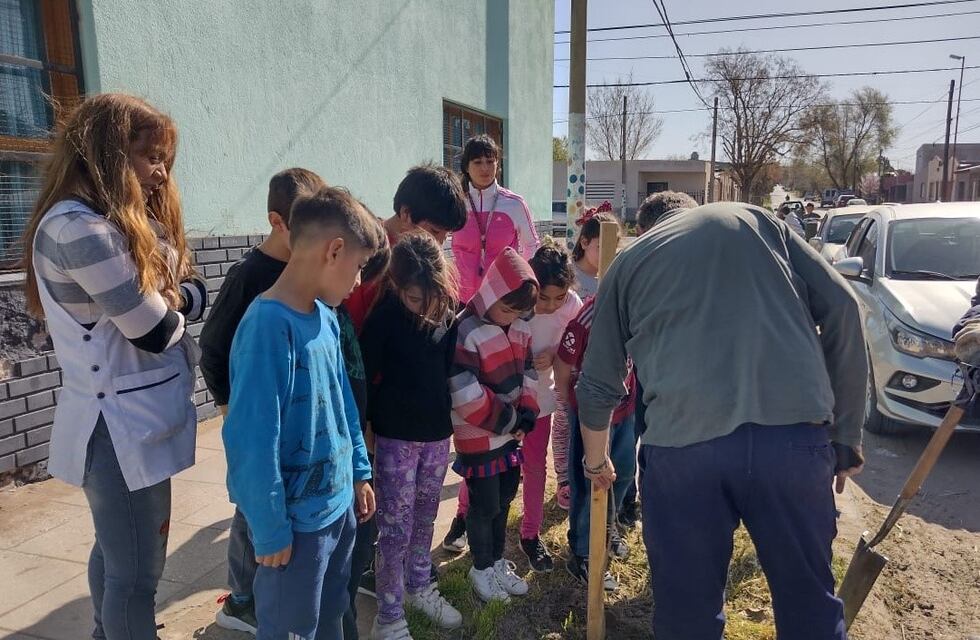 Punta Alta: por el “Día del árbol” plantan ejemplares en espacios públicos