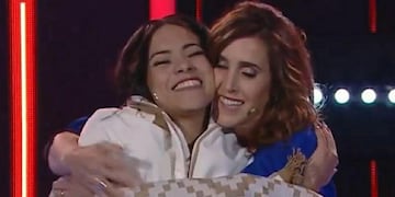 Soledad Pastorutti y Lu Araya, fundidas en un emotivo abrazo de mutuo agradecimiento, en la primera noche la artista jujeña en la televisión nacional.