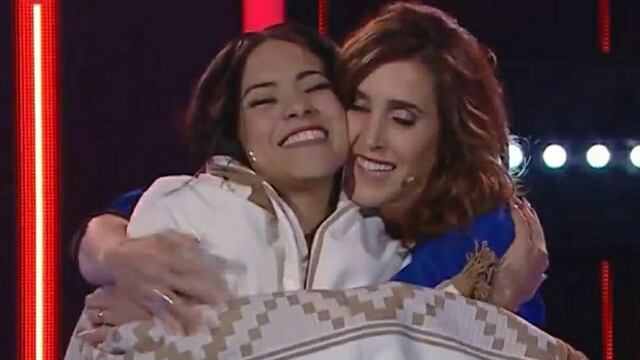 Soledad Pastorutti y Lu Araya, fundidas en un emotivo abrazo de mutuo agradecimiento, en la primera noche la artista jujeña en la televisión nacional.
