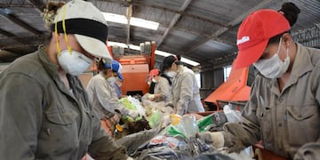 Recuperadores urbanos de las cooperativas de trabajo que trabajan en el Complejo Ambiental en Rafaela
