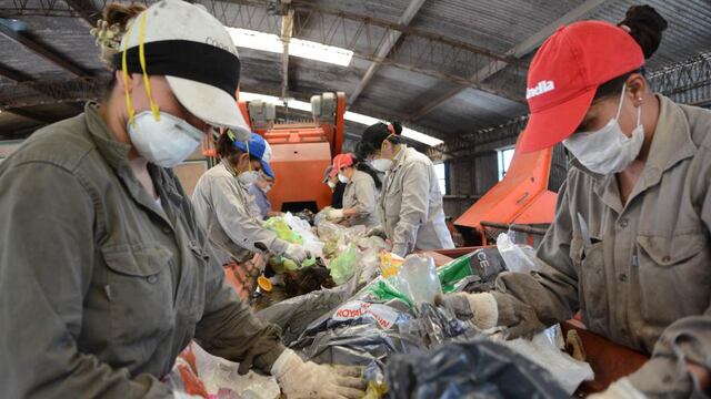 Recuperadores urbanos de las cooperativas de trabajo que trabajan en el Complejo Ambiental en Rafaela