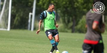 El zaguero fue aislado por presentar síntomas de la infección (Prensa Belgrano).