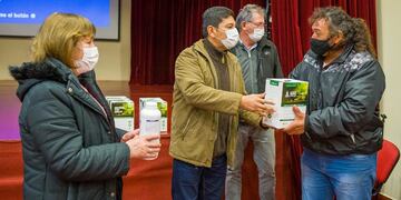 Jornada de capacitación y entrega de insumos a productores en Aristóbulo del Valle.