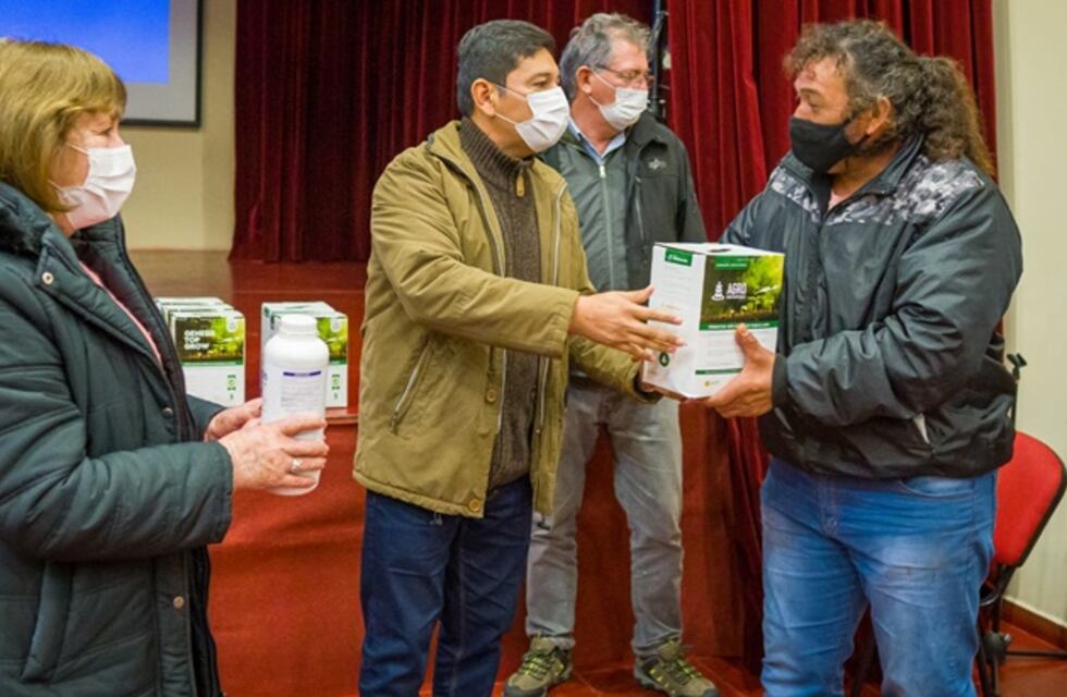 Jornada de capacitación y entrega de insumos a productores en Aristóbulo del Valle