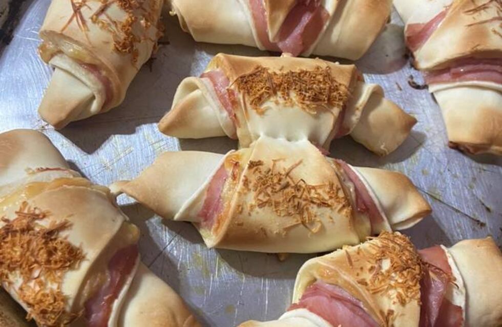 Receta rápida y simple: cómo hacer medialunas de jamón y queso con tapa de tarta
