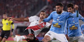 Salomón Rondón de River disputa el balón con Ignacio da Silva de Sporting. Foto: EFE/ Juan Ignacio Roncoroni