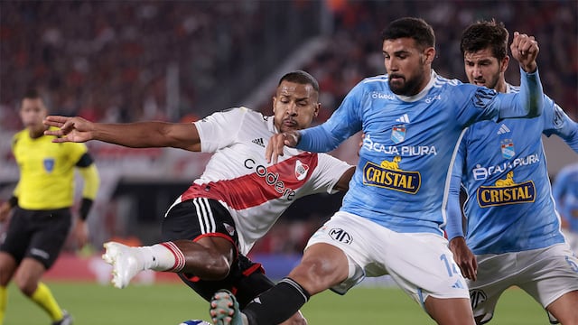 Salomón Rondón de River disputa el balón con Ignacio da Silva de Sporting. Foto: EFE/ Juan Ignacio Roncoroni