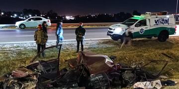 El auto implicado quedó irreconocible tras el tremendo choque en avenida Circunvalación. (Gentileza)