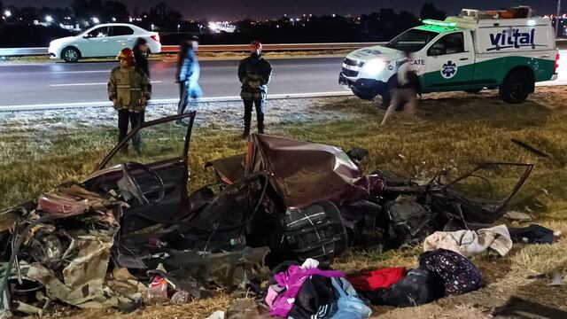 El auto implicado quedó irreconocible tras el tremendo choque en avenida Circunvalación. (Gentileza)