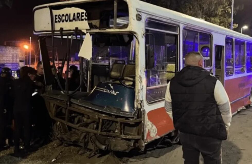 Impactante persecución por la Autopista Ricchieri a un ladrón que robó un micro escolar