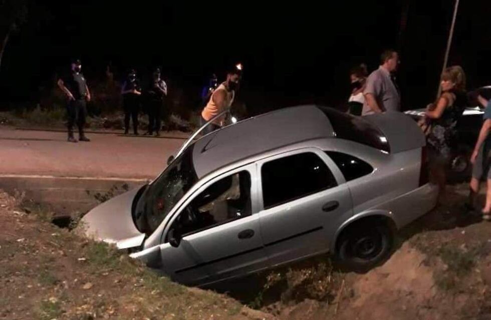 Ebrio al volante: terminó dentro de un canal