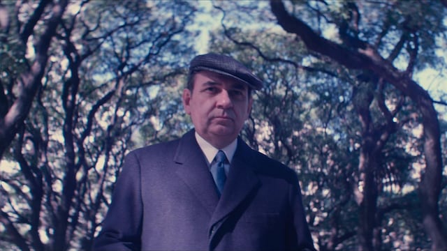 Luis Gnecco interpreta a Pablo Neruda en la película que llega a Netflix.