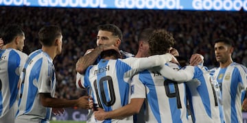 El Cuti Romero y toda Argentina, a abrazar al 10. La despedida de Messi (Prensa AFA).
