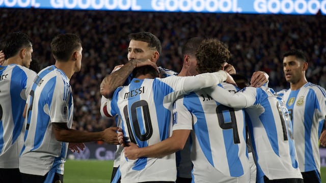 El Cuti Romero y toda Argentina, a abrazar al 10. La despedida de Messi (Prensa AFA).