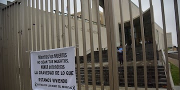 Cartel en el ingreso de Tribunales 2. Las querellas alegan en el juicio del Neonatal.