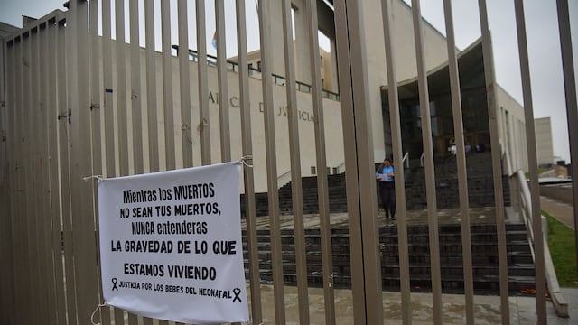 Cartel en el ingreso de Tribunales 2. Las querellas alegan en el juicio del Neonatal.