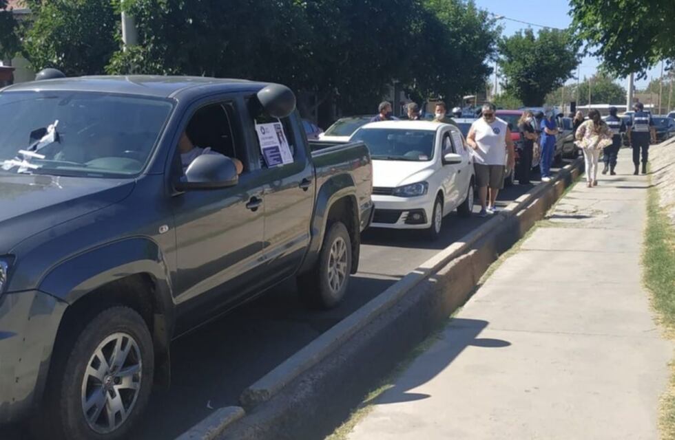 Los médicos pidieron por mejoras salariales con una caravana y a los bocinazos