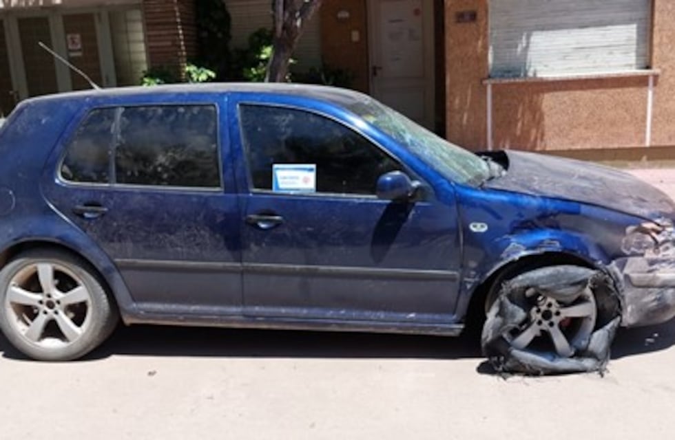 Arroyito: un vehículo impactó y destruyó el frente de una vivienda