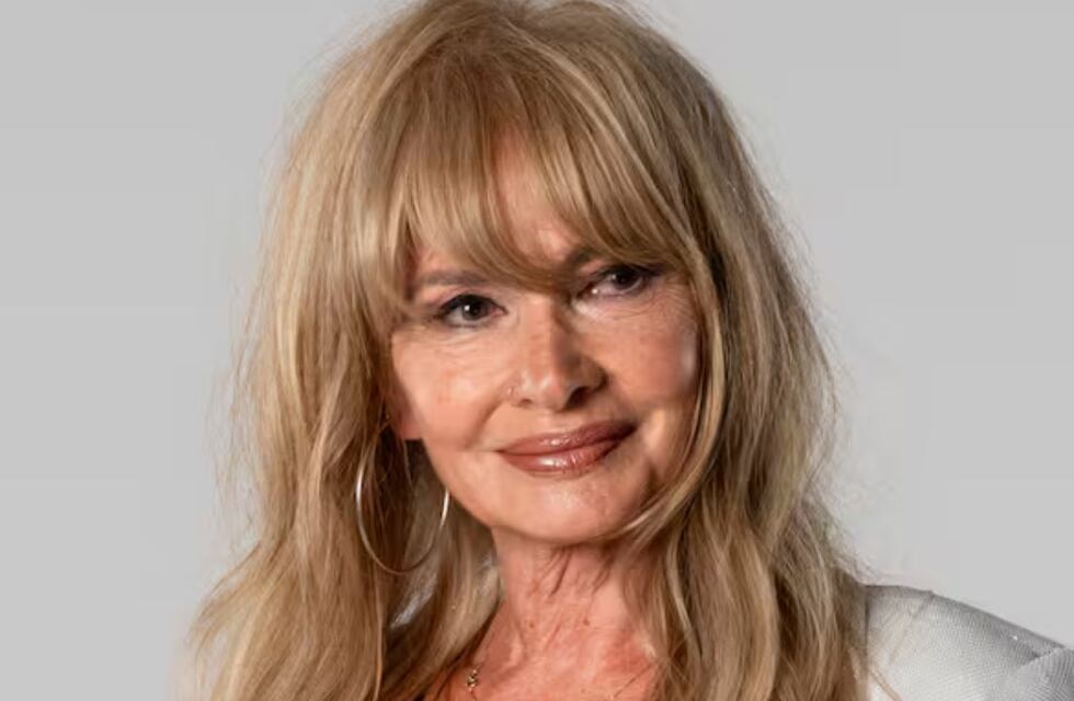 A los 65 años, Isabel de Gran Hermano posó con un corset mega y presumió su figura